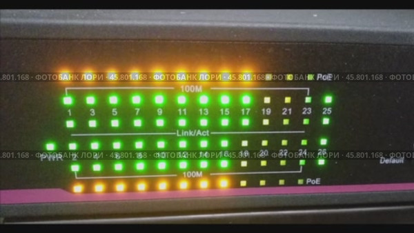 Сервер с подключенными кабелями и мигающими светодиодами. Server With Cables And Flashing LED Lights. Стоковое видео, видеограф Татьяна Д / Фотобанк Лори