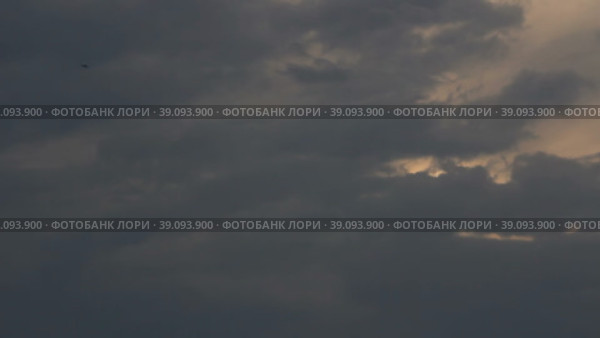 Серые облака плывут в небе. Стоковое видео, видеограф Цыбин Вадим / Фотобанк Лори