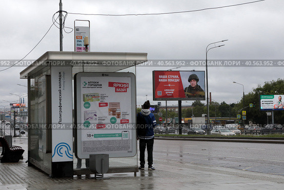 Сержант Александр Цуриков на рекламном банере в Москве (2023 год). Редакционное фото, фотограф Дмитрий Неумоин / Фотобанк Лори