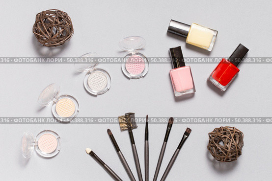 set applicators near decorative cosmetics. Стоковое фото, агентство Ingram Publishing / Фотобанк Лори