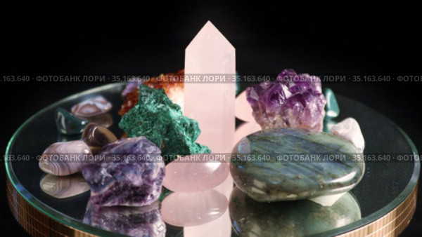 Set of colorful semi-precious stones spinning on a black background. Стоковое видео, видеограф Алексей Кузнецов / Фотобанк Лори