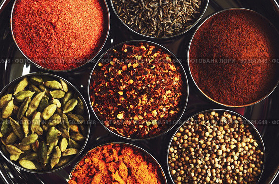 Set of traditional indian spices for cooking - green cardamom, turmeric powder,  coriander seeds, cinnamon, cumin, and chili. Стоковое фото, агентство Ingram Publishing / Фотобанк Лори