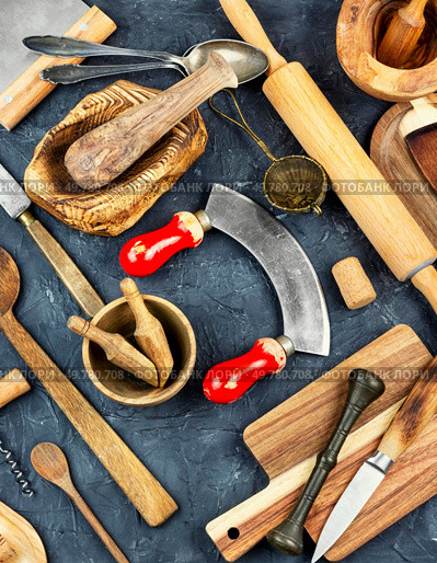 Set of wood bowls. Rustic wooden table. Collection.. Empty wooden utensils. Стоковое фото, агентство Ingram Publishing / Фотобанк Лори