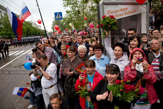 Севастопольцы, крымчане смотрят Парад Победителей на проспекте Нахимова города Севастополя, Россия 9 мая 2014. Редакционное фото, фотограф Николай Винокуров / Фотобанк Лори