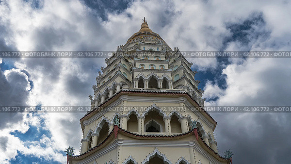 Seven-tiered high pagoda Ban PaThar on a background of blue sky and clouds. Columns, terraces, arches on the levels. The spire on the roof. Malaysia. Penang. Kek Lok Si Temple (2023 год). Стоковое фото, фотограф Вера Ивановна Кубарева / Фотобанк Лори