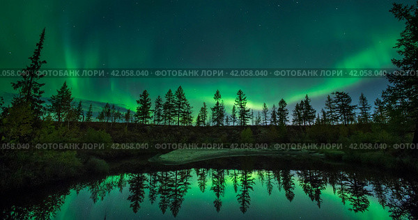 Северное сияние, отражающееся в воде. Стоковое фото, фотограф Данил Хусаинов / Фотобанк Лори
