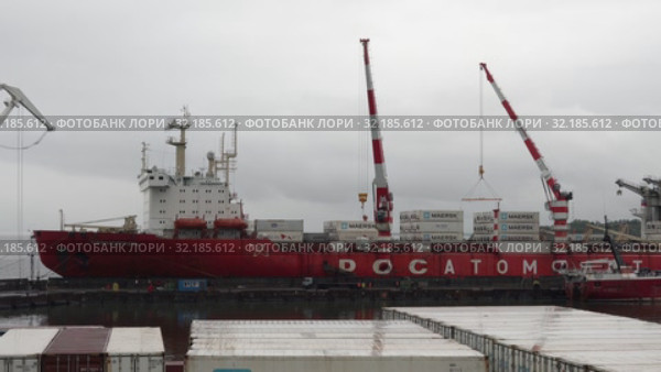 «Севморпуть» — ледокольно-транспортное судно (лихтеровоз) с атомной силовой установкой (2019 год). Редакционное видео, видеограф А. А. Пирагис / Фотобанк Лори