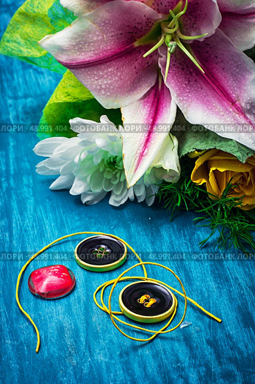 sewing accessories with a bouquet of fresh flowers on turquoise background. Стоковое фото, агентство Ingram Publishing / Фотобанк Лори