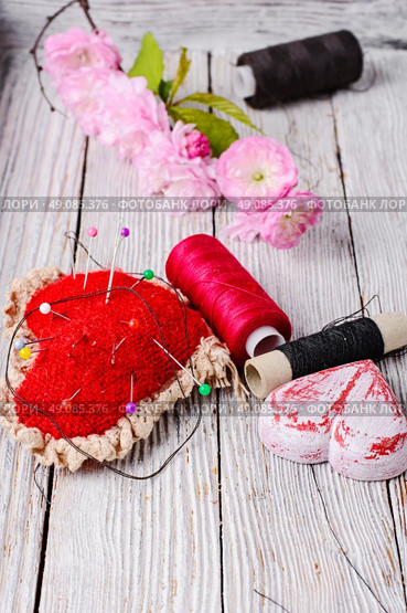 sewing tool for handwork. Wooden box with thread and needles for needlework. Стоковое фото, агентство Ingram Publishing / Фотобанк Лори