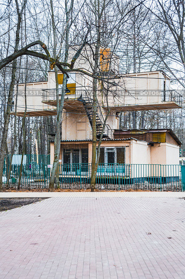 Шахматно-шашечный клуб в парке "Сокольники" (Краснодарский Домик), 4-й Лучевой просек, 1А (2013 год). Стоковое фото, фотограф Алёшина Оксана / Фотобанк Лори