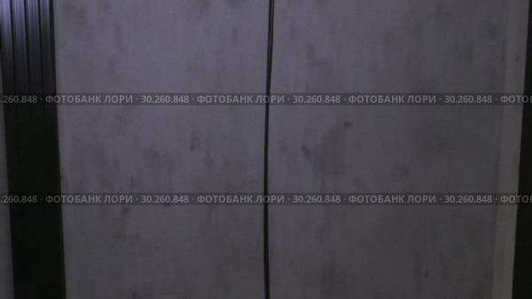 Шахта лифта. Движение лифта вниз. Часть 1. Elevator shaft. The movement of the Elevator down. Part 1. Стоковое видео, видеограф Евгений Романов / Фотобанк Лори