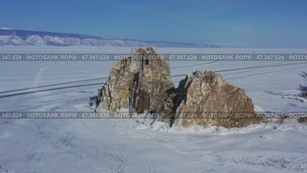 Shaman rock in frozen lake Baikal. Стоковое видео, видеограф Михаил Коханчиков / Фотобанк Лори