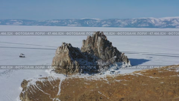 Shaman rock in frozen lake Baikal. Стоковое видео, видеограф Михаил Коханчиков / Фотобанк Лори