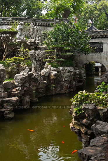 Шанхай. Сад Радости Юйюань (Yuyuan Garden). Водные каналы с золотыми рыбками обрамлены каменными глыбами, напоминая горнае реки (2009 год). Редакционное фото, фотограф Виктория Катьянова / Фотобанк Лори