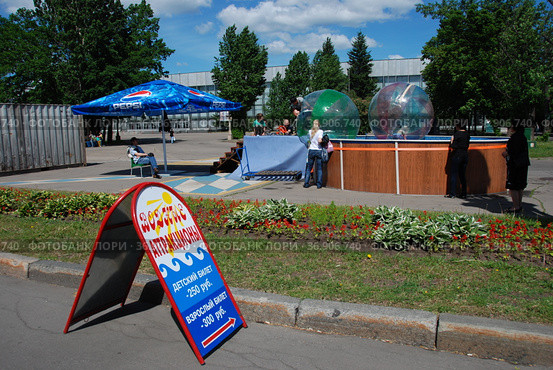 Шары для аквазорбинга в бассейне на ВДНХ в Москве (2011 год). Редакционное фото, фотограф lana1501 / Фотобанк Лори