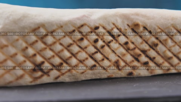 Шаурма крупным планом на доске из черного камня. Вкусный арабский донер-кебаб. Традиционная турецкая еда. Греческий гирос. Камера вращается вокруг. Замедленное движение. Эффект параллакса. Стоковое видео, видеограф Воловодов Владимир / Фотобанк Лори