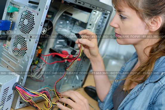 she is a computer hardware assembler. Стоковое фото, агентство Ingram Publishing / Фотобанк Лори