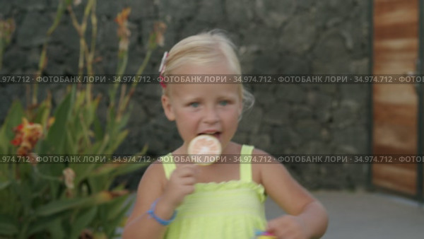 She loves sweets and having fun. Стоковое видео, видеограф Данил Руденко / Фотобанк Лори