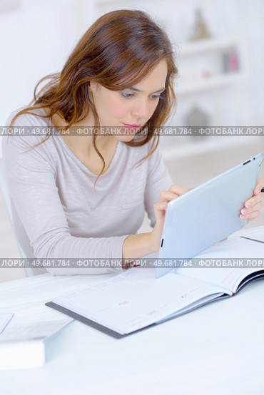 she needs help from the internet. Стоковое фото, агентство Ingram Publishing / Фотобанк Лори