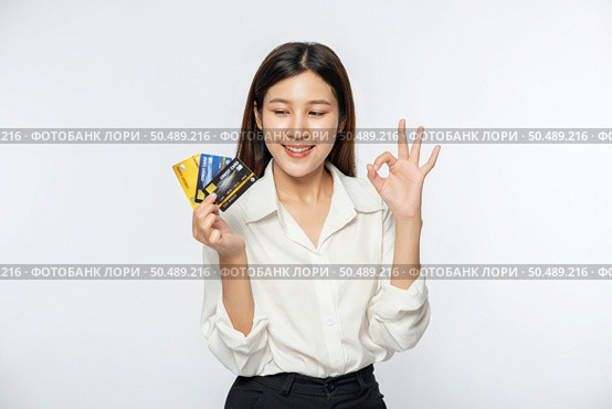 She was dressed in a white shirt and black pants to go shopping and hold a credit card. Стоковое фото, агентство Ingram Publishing / Фотобанк Лори