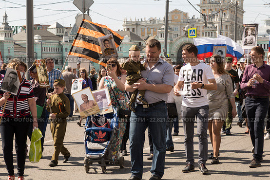 Шествие "Бессмертного полка" в Москве (2016 год). Редакционное фото, фотограф Наталья Волкова / Фотобанк Лори