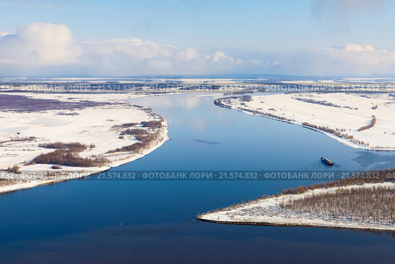 Ship on the river in winter, top view. Стоковое фото, фотограф Владимир Мельников / Фотобанк Лори