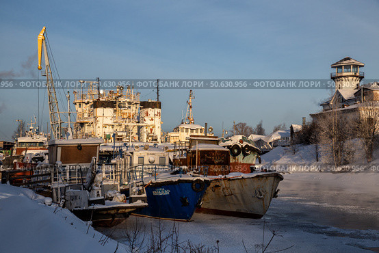 Ships and boats wintering in the river port of Vytegra (2021 год). Редакционное фото, фотограф Юлия Бабкина / Фотобанк Лори