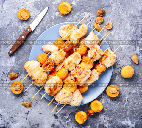 Shish kebab with turkey meat, cooked with apricots on skewers.Food for a picnic.. Bbq turkey meat on wooden skewers. Стоковое фото, агентство Ingram Publishing / Фотобанк Лори