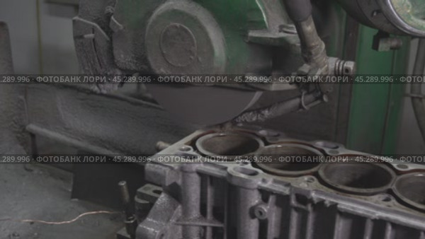 Шлифовка плоскости блока цилиндров на шлифовальном станке в автомастерской, со звуком. Ремонт двигателя автомобиля. Старый советский шлифовальный станок. Стоковое видео, видеограф EStarodubov / Фотобанк Лори