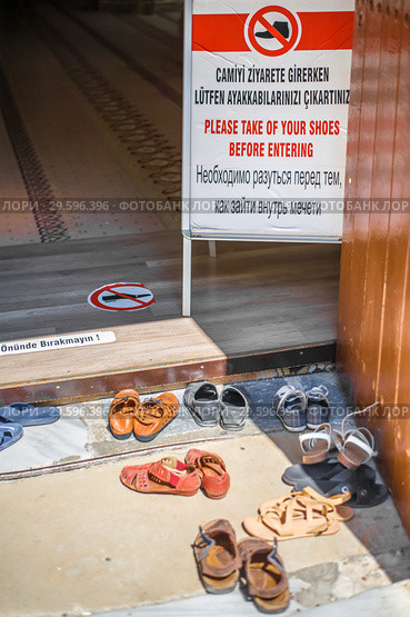 Shoes before entering Lala Mustafa Pasha Mosque (2018 год). Редакционное фото, фотограф katalinks / Фотобанк Лори