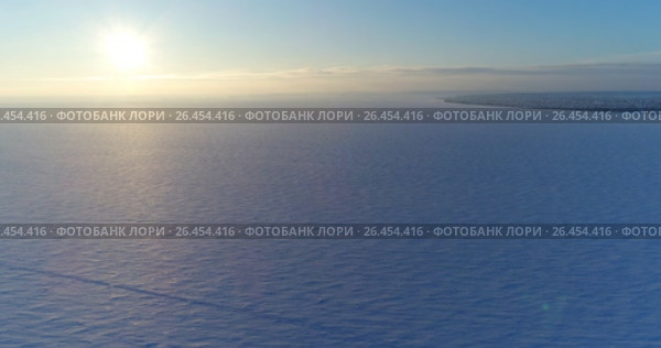 Shooting frozen river from a height,shooting from the copter. Стоковое видео, видеограф Виктор Аллин / Фотобанк Лори