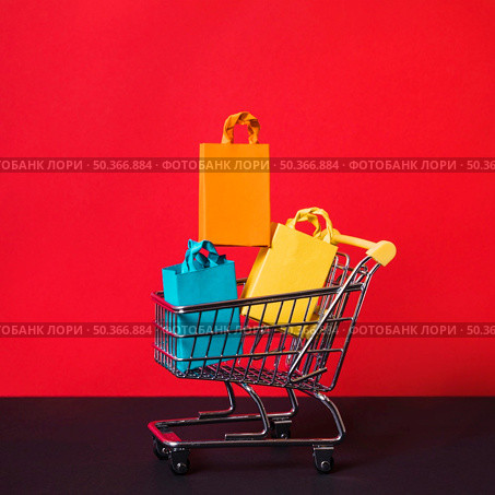 shopping trolley little packets. Стоковое фото, агентство Ingram Publishing / Фотобанк Лори