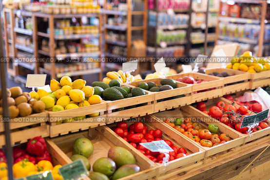 Showcase with fresh vegetables and fruits in supermarket. Стоковое фото, фотограф Яков Филимонов / Фотобанк Лори