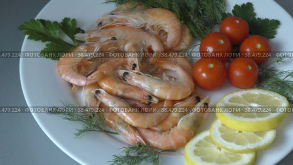 Shrimp (Latin. Caridea) as a delicacy food. Стоковое видео, видеограф Владимир Галкин / Фотобанк Лори