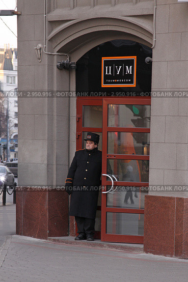 Швейцар у входа в ЦУМ. Москва (2011 год). Редакционное фото, фотограф Дмитрий Куш / Фотобанк Лори