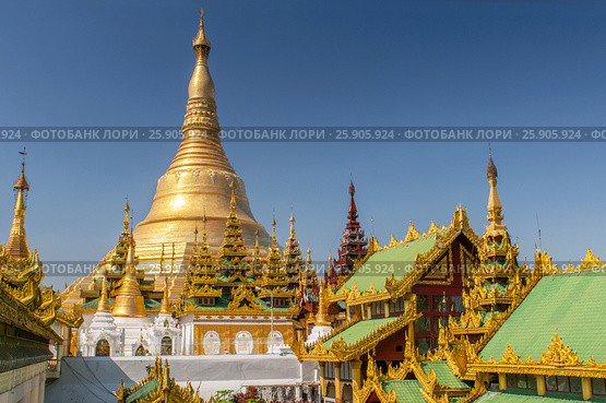 Shwedagon Paya is the most sacred golden buddhist pagoda in Yangon, Myanmar. Стоковое фото, агентство BE&W Photo / Фотобанк Лори