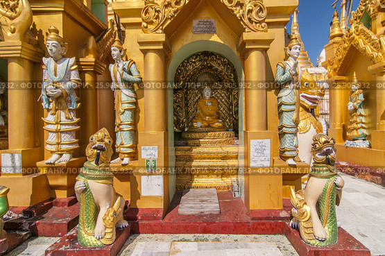 Shwedagon Paya is the most sacred golden buddhist pagoda in Yangon, Myanmar. Стоковое фото, агентство BE&W Photo / Фотобанк Лори