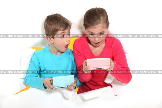 Sibling playing video games. Стоковое фото, агентство Ingram Publishing / Фотобанк Лори