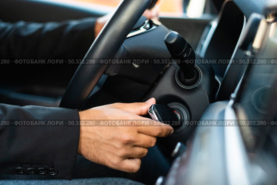 side view business man starting car. High resolution photo. side view business man starting car. High quality photo. Стоковое фото, агентство Ingram Publishing / Фотобанк Лори