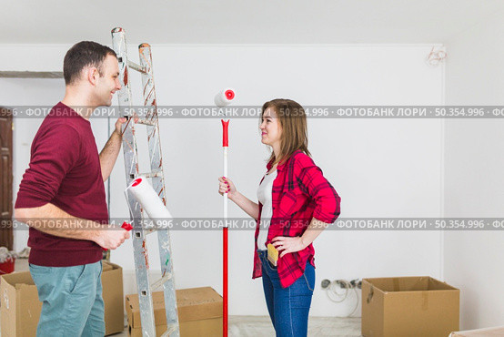 side view couple with paint rollers ladder. Стоковое фото, агентство Ingram Publishing / Фотобанк Лори