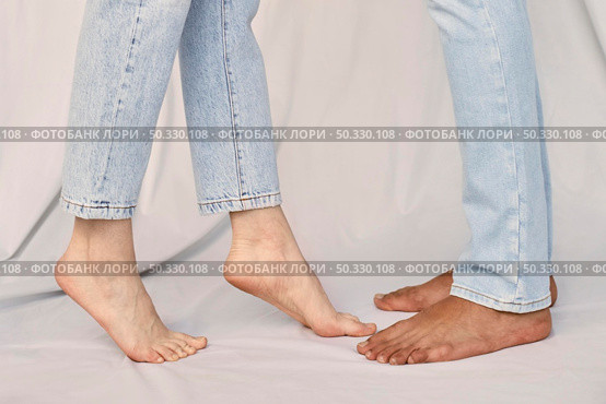 side view man woman barefoot. High resolution photo. side view man woman barefoot. High quality photo. Стоковое фото, агентство Ingram Publishing / Фотобанк Лори