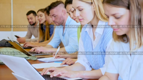 Side view of a group of adult students in university classroom. Стоковое видео, видеограф Яков Филимонов / Фотобанк Лори