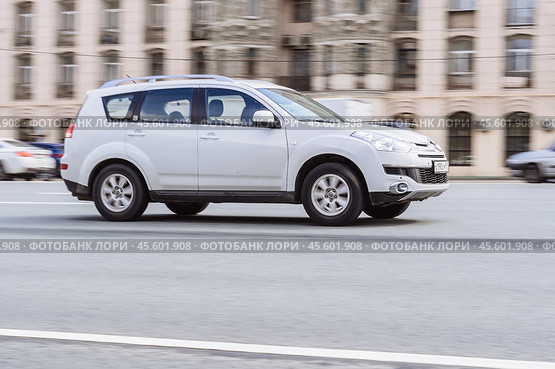 Side view rolling shot with Citroen C-Crosser rides on the city road. Fast moving SUV car in the street (2021 год). Редакционное фото, фотограф Константин Григорьев / Фотобанк Лори