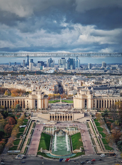 Sightseeing aerial view of the Trocadero area and La Defense metropolitan district at the horizon in Paris, France. Beautiful autumn season colors, vertical background. Стоковое фото, агентство Ingram Publishing / Фотобанк Лори