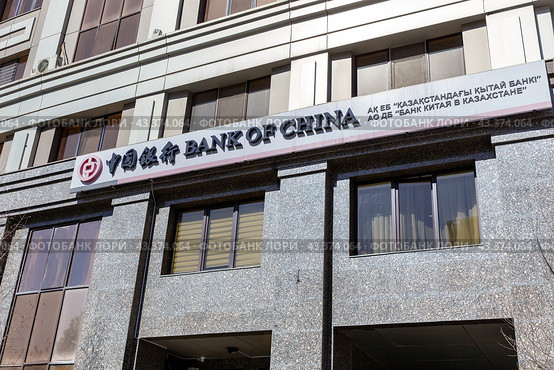 Sign Bank of China on facade of the building. Republic of Kazakhstan (2023 год). Редакционное фото, фотограф Евгений Ткачёв / Фотобанк Лори