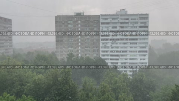 Сильная гроза в городе, вид на соседний жилой дом. Шквалистый ветер, ливень, непогода (2024 год). Стоковое видео, видеограф Щеголева Ольга / Фотобанк Лори