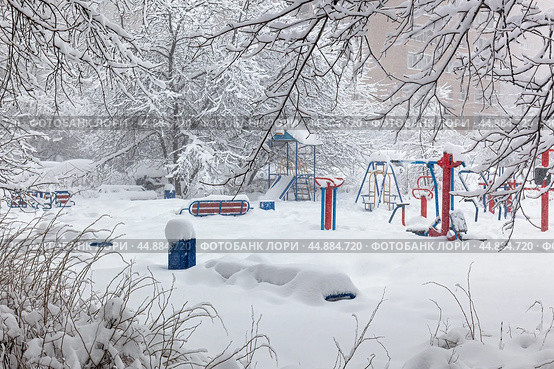 Сильный снегопад. Свежий снежный покров на детской площадке.  It is snowing and creating large drifts. Fresh snow cover, snow-covered trees and a playground. Стоковое фото, фотограф Лариса Гордеева / Фотобанк Лори
