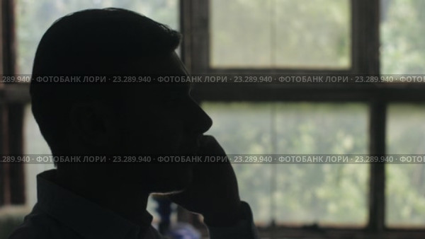 Силуэт человека говорящего по телефону. Стоковое видео, видеограф Александр Багно / Фотобанк Лори