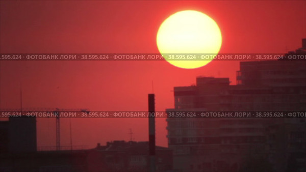 Силуэты городских многоэтажных зданий в ярком свете заходящего солнца. Стоковое видео, видеограф Цыбин Вадим / Фотобанк Лори