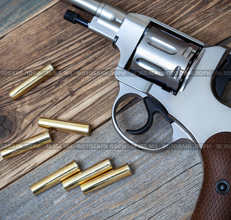 Silver revolver with cartridges (2015 год). Редакционное фото, фотограф Astroid / Фотобанк Лори
